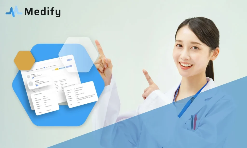 Dokter tersenyum sambil menunjuk SIMRS Medify